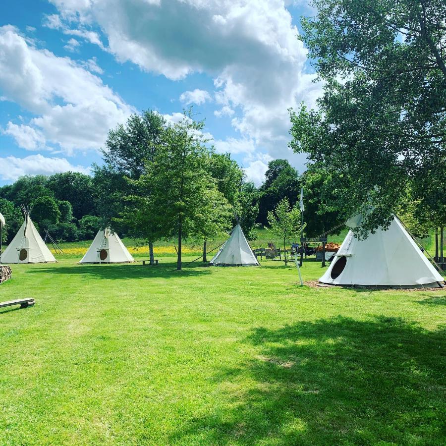 Hotel Les Tipis Du Bonheur De Vivre Brûlon Exterior foto