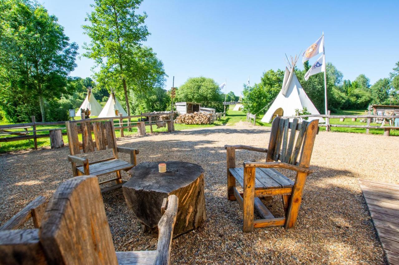Hotel Les Tipis Du Bonheur De Vivre Brûlon Exterior foto
