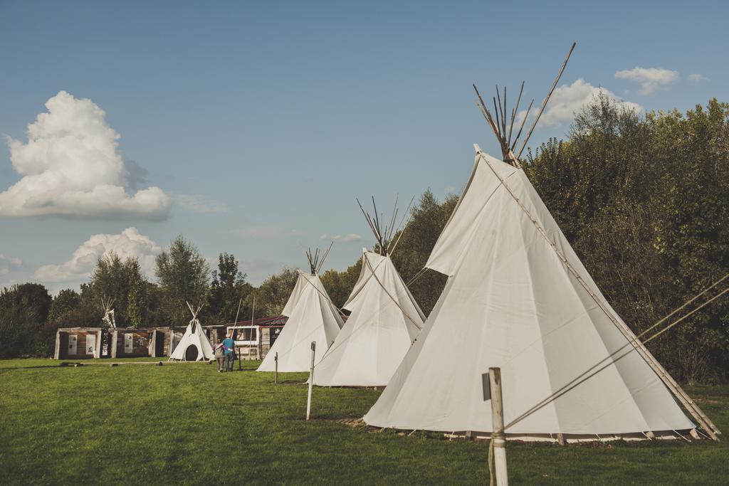Hotel Les Tipis Du Bonheur De Vivre Brûlon Exterior foto