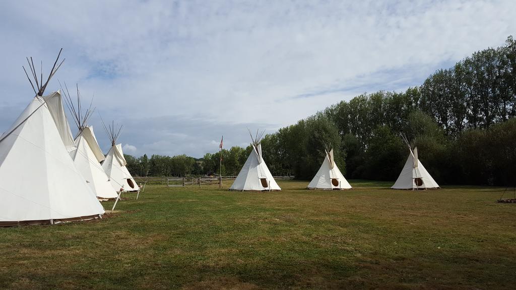 Hotel Les Tipis Du Bonheur De Vivre Brûlon Exterior foto