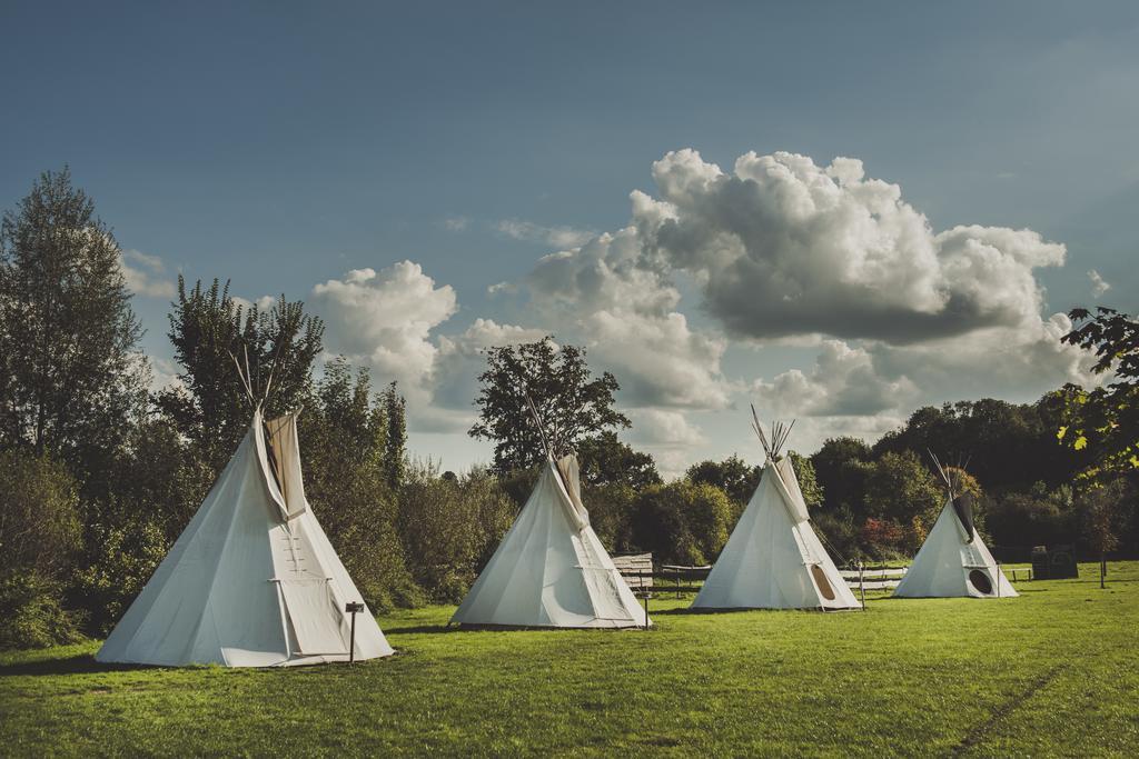 Hotel Les Tipis Du Bonheur De Vivre Brûlon Exterior foto