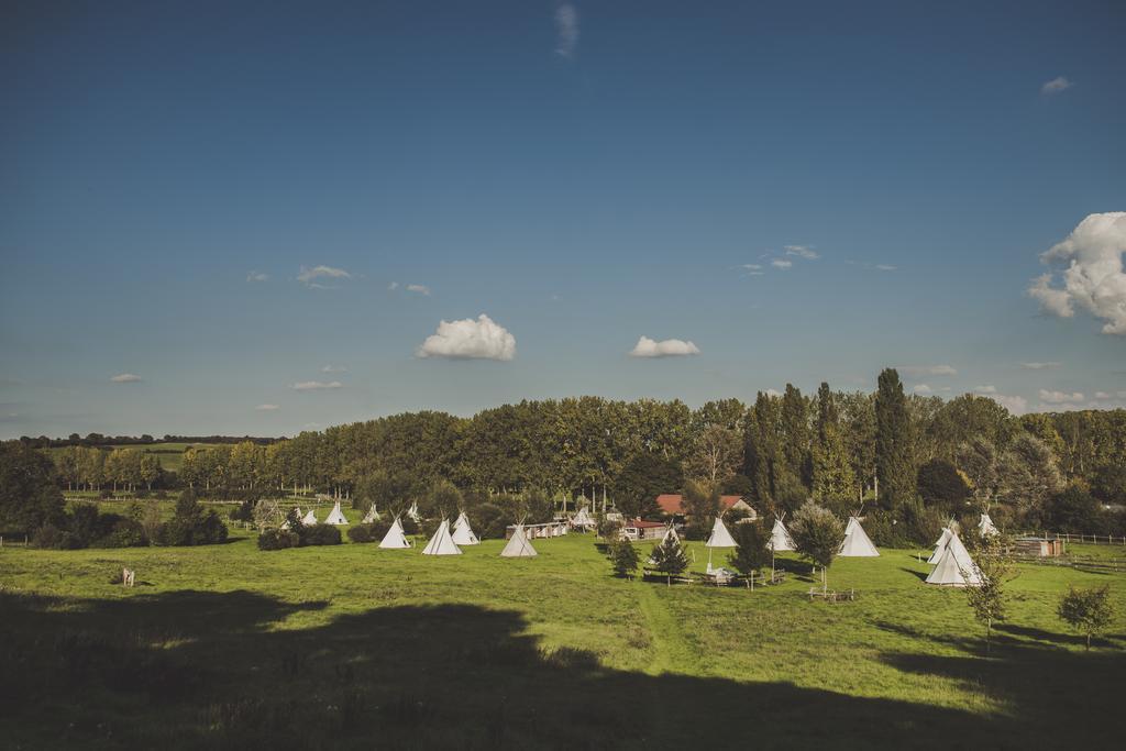 Hotel Les Tipis Du Bonheur De Vivre Brûlon Exterior foto