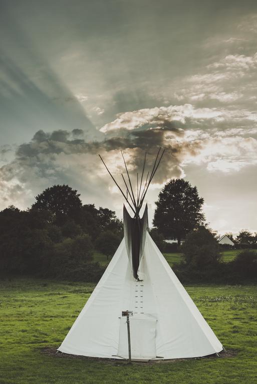 Hotel Les Tipis Du Bonheur De Vivre Brûlon Exterior foto