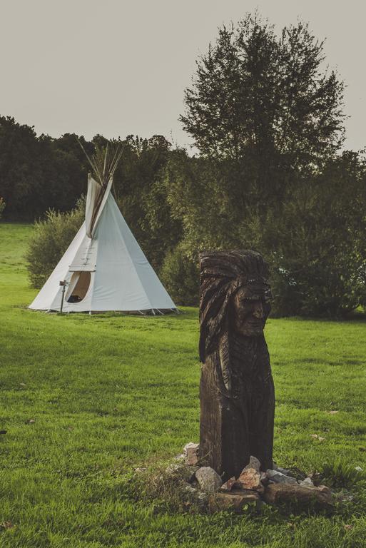 Hotel Les Tipis Du Bonheur De Vivre Brûlon Exterior foto