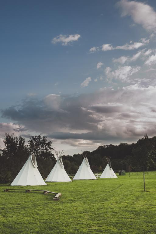 Hotel Les Tipis Du Bonheur De Vivre Brûlon Exterior foto