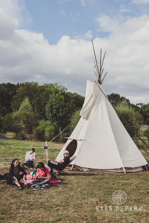 Hotel Les Tipis Du Bonheur De Vivre Brûlon Exterior foto