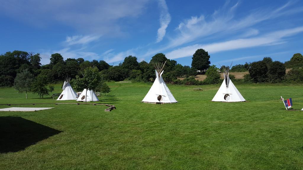 Hotel Les Tipis Du Bonheur De Vivre Brûlon Exterior foto