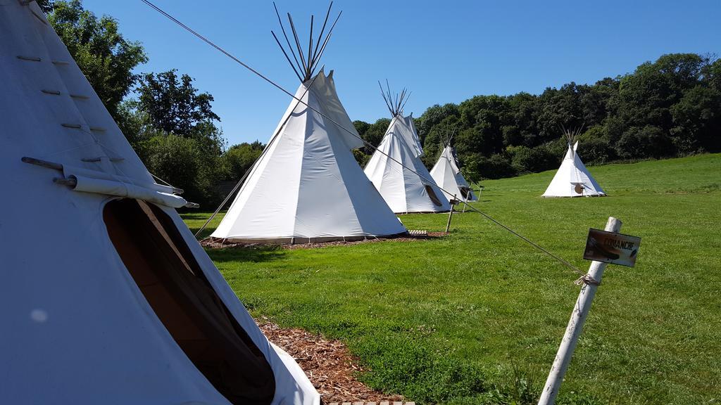 Hotel Les Tipis Du Bonheur De Vivre Brûlon Exterior foto