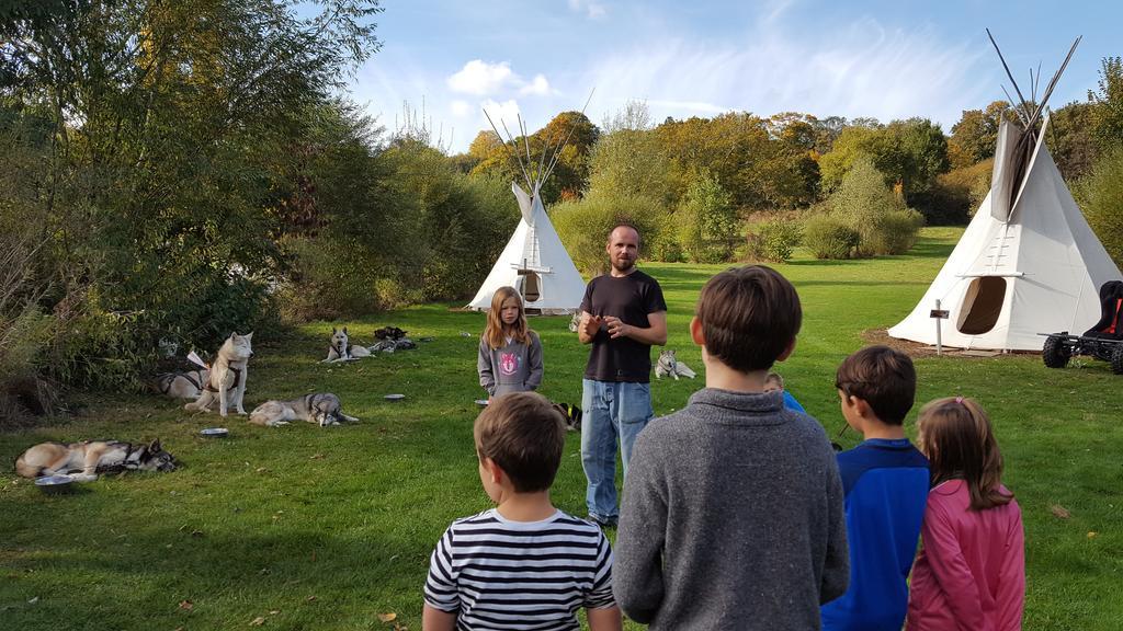 Hotel Les Tipis Du Bonheur De Vivre Brûlon Exterior foto