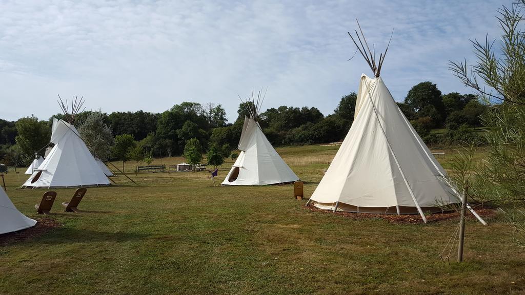 Hotel Les Tipis Du Bonheur De Vivre Brûlon Exterior foto