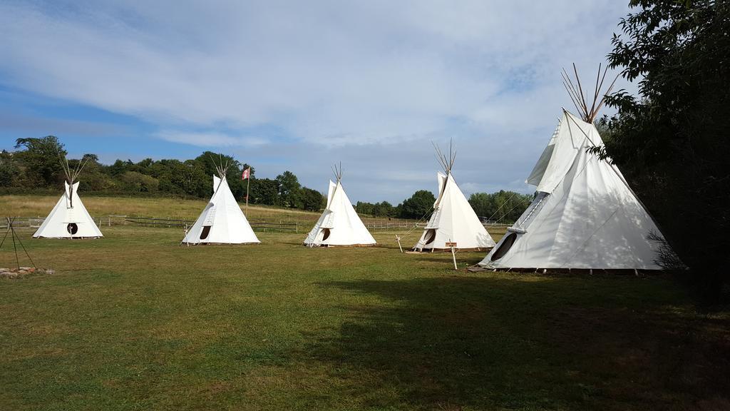 Hotel Les Tipis Du Bonheur De Vivre Brûlon Exterior foto