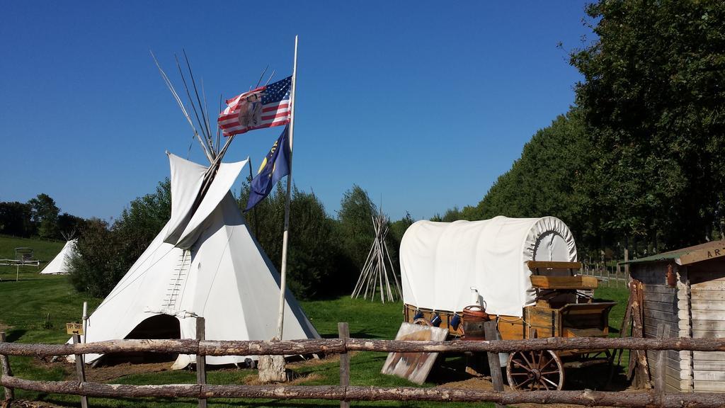 Hotel Les Tipis Du Bonheur De Vivre Brûlon Exterior foto