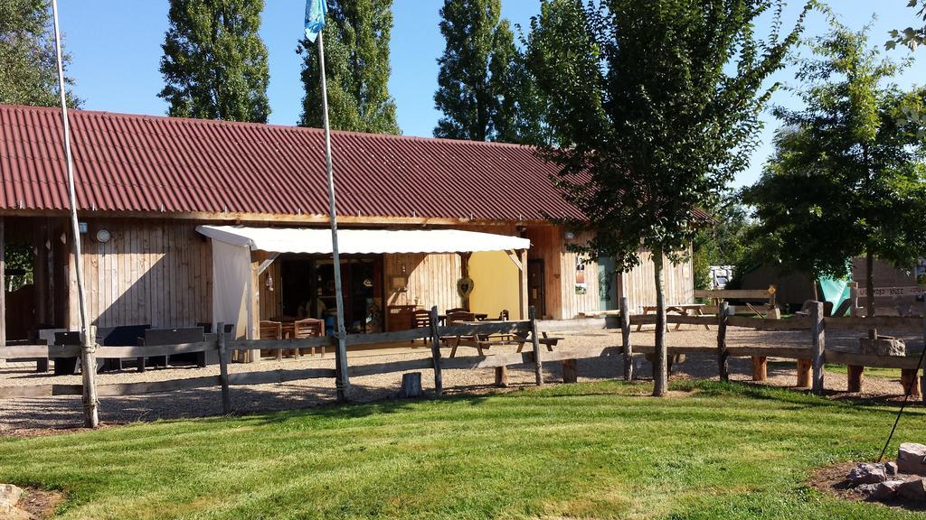 Hotel Les Tipis Du Bonheur De Vivre Brûlon Exterior foto