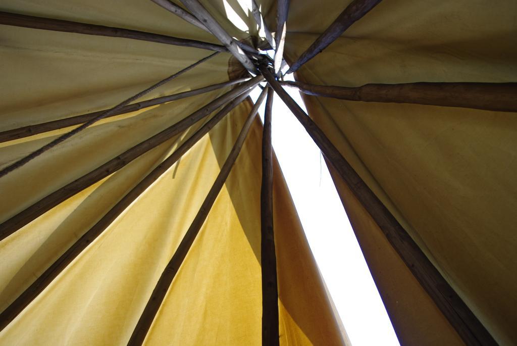 Hotel Les Tipis Du Bonheur De Vivre Brûlon Exterior foto