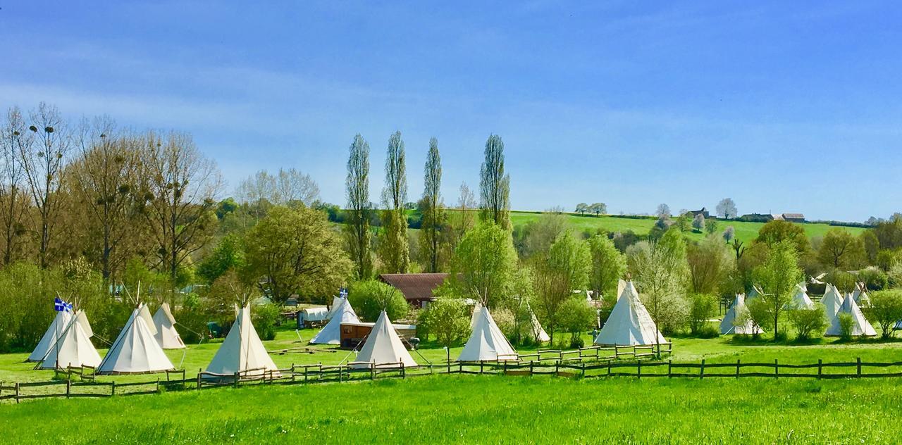 Hotel Les Tipis Du Bonheur De Vivre Brûlon Exterior foto
