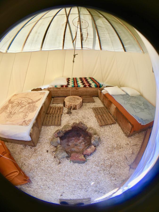 Hotel Les Tipis Du Bonheur De Vivre Brûlon Exterior foto